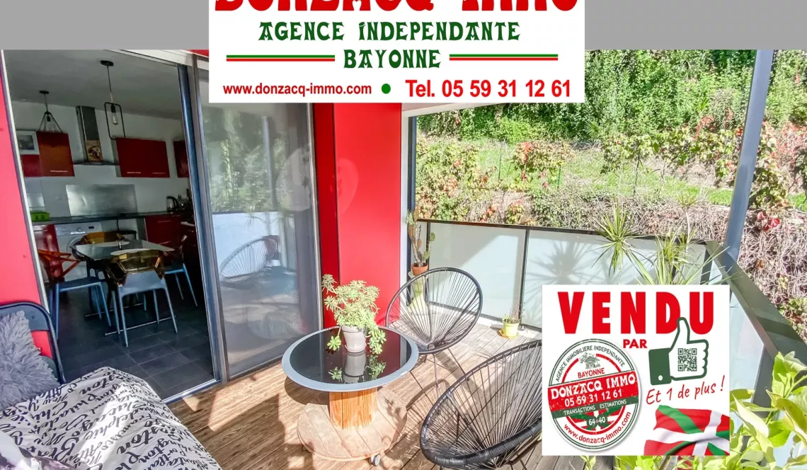 Bayonne les Arènes - Dans résidence de 2011, beau type 2 de 43 m² habitable, belle pièce de vie de 21 m² sur terrasse de 15 m², parking en sous-sol