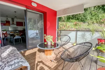 Bayonne les Arènes - Dans résidence de 2011, beau type 2 de 43 m² habitable, belle pièce de vie de 21 m² sur terrasse de 15 m², parking en sous-sol