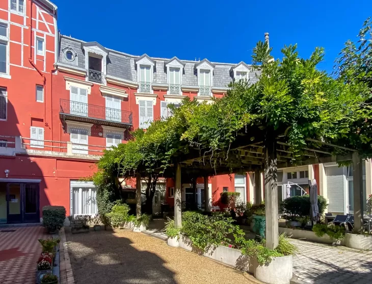 St Jean de Luz - Aperçu mer pour ce joli duplex raffiné de 44 m² habitable entièrement rénové et son atmosphère chaleureuse et conviviale 