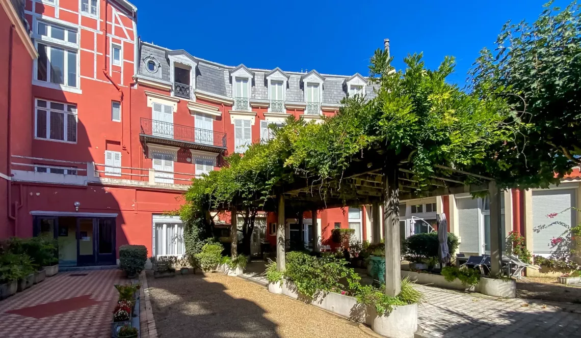 St Jean de Luz - Aperçu mer pour ce joli duplex raffiné de 44 m² habitable entièrement rénové et son atmosphère chaleureuse et conviviale 