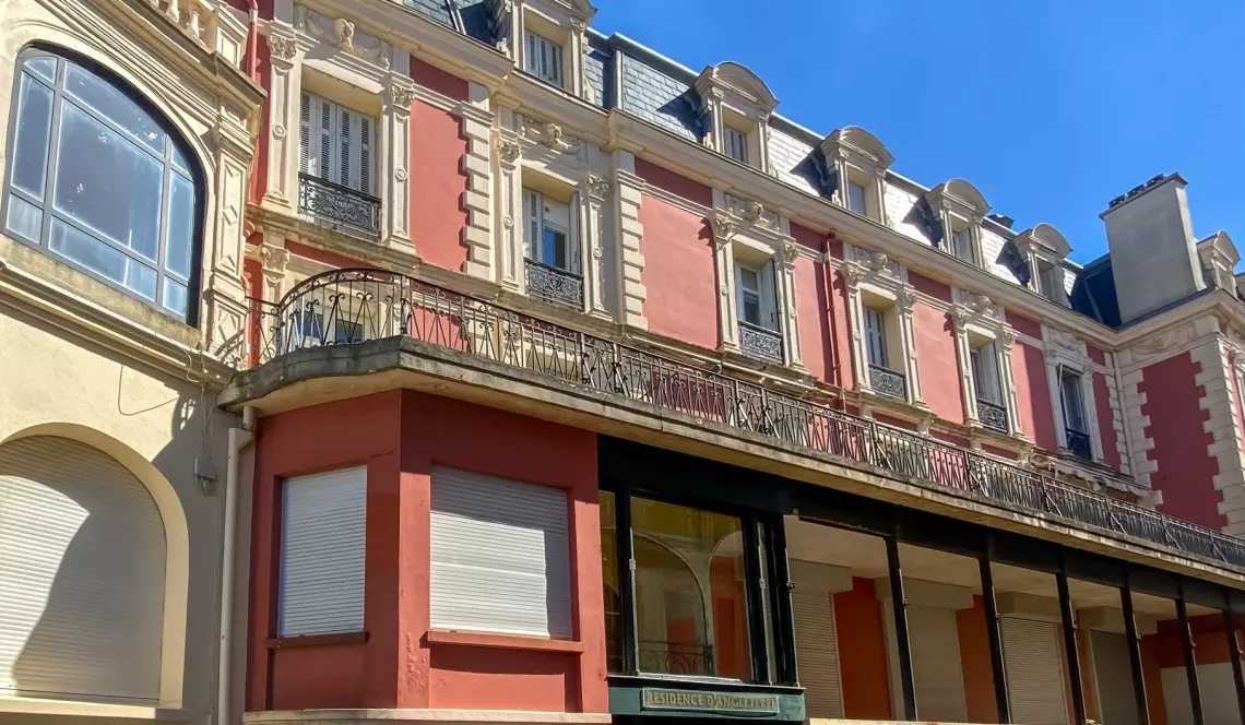 St Jean de Luz - Aperçu mer pour ce joli duplex raffiné de 44 m² habitable entièrement rénové et son atmosphère chaleureuse et conviviale 