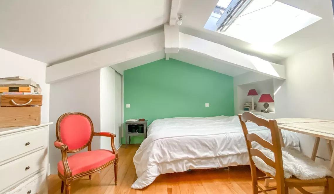 St Jean de Luz - Aperçu mer pour ce joli duplex raffiné de 44 m² habitable entièrement rénové et son atmosphère chaleureuse et conviviale 