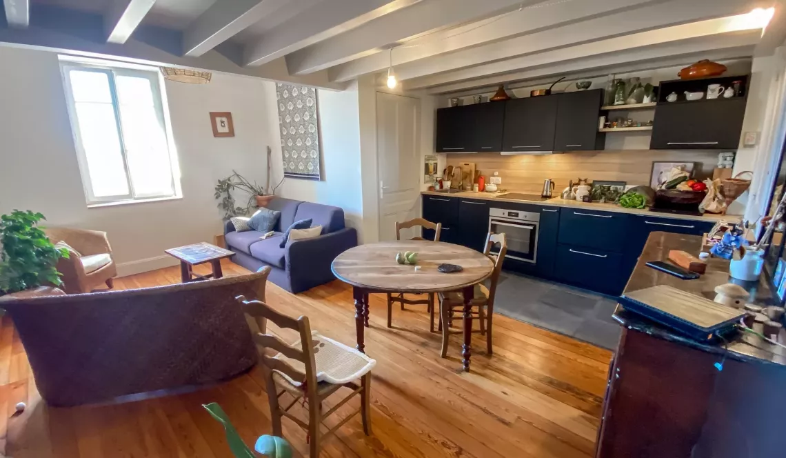 St Jean de Luz - Aperçu mer pour ce joli duplex raffiné de 44 m² habitable entièrement rénové et son atmosphère chaleureuse et conviviale 