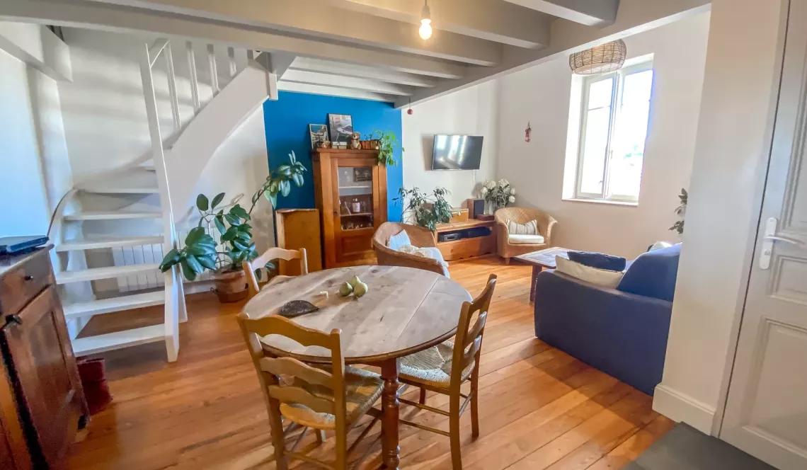 St Jean de Luz - Aperçu mer pour ce joli duplex raffiné de 44 m² habitable entièrement rénové et son atmosphère chaleureuse et conviviale 