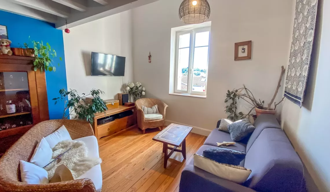 St Jean de Luz - Aperçu mer pour ce joli duplex raffiné de 44 m² habitable entièrement rénové et son atmosphère chaleureuse et conviviale 