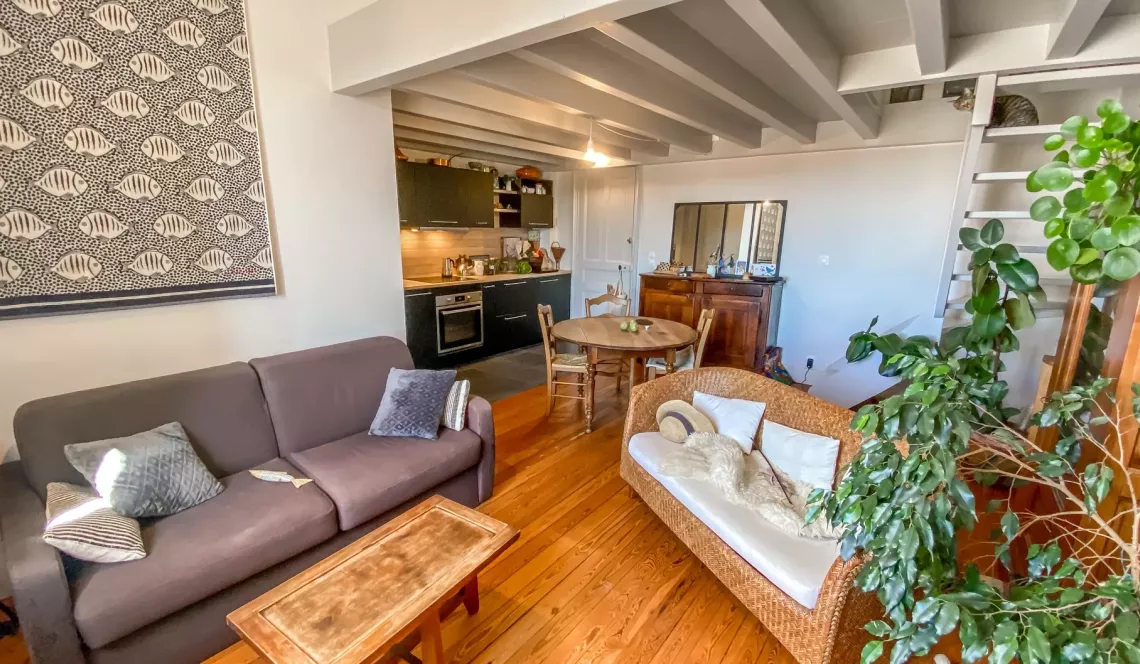 St Jean de Luz - Aperçu mer pour ce joli duplex raffiné de 44 m² habitable entièrement rénové et son atmosphère chaleureuse et conviviale 