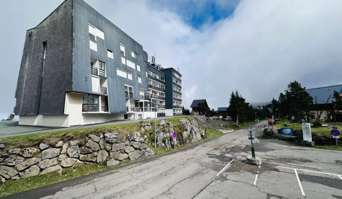 Exclusivité La Pierre St Martin - Agréable studio plein sud de 18 m² habitable vendu meublé, 4 couchages + balcon. Le gros +, un box fermé!