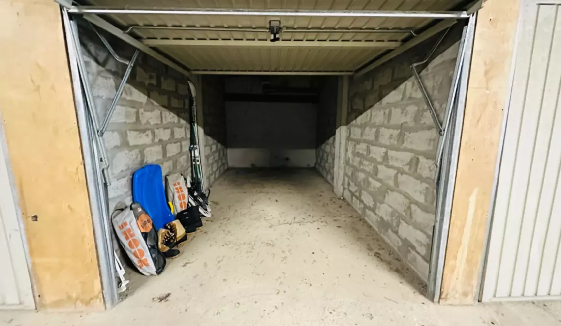 Exclusivité La Pierre St Martin - Agréable studio plein sud de 18 m² habitable vendu meublé, 4 couchages + balcon. Le gros +, un box fermé!