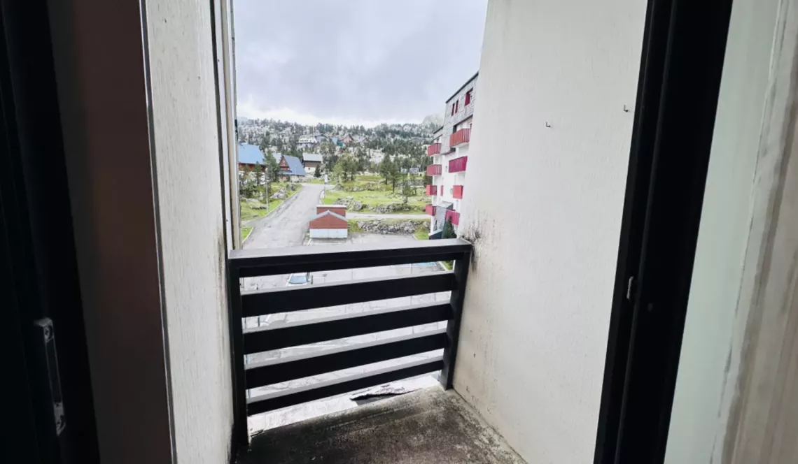 Exclusivité La Pierre St Martin - Agréable studio plein sud de 18 m² habitable vendu meublé, 4 couchages + balcon. Le gros +, un box fermé!