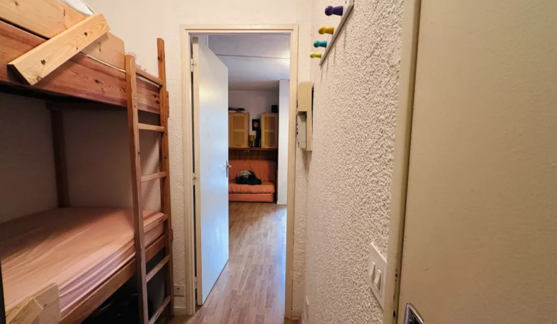 Exclusivité La Pierre St Martin - Agréable studio plein sud de 18 m² habitable vendu meublé, 4 couchages + balcon. Le gros +, un box fermé!