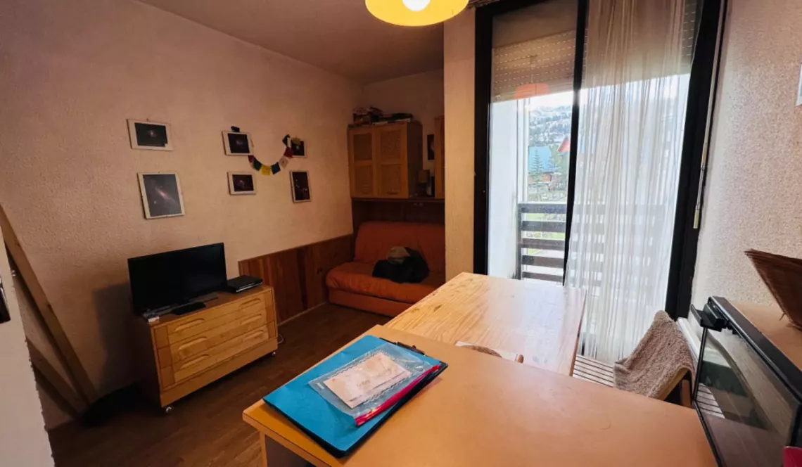 Exclusivité La Pierre St Martin - Agréable studio plein sud de 18 m² habitable vendu meublé, 4 couchages + balcon. Le gros +, un box fermé!