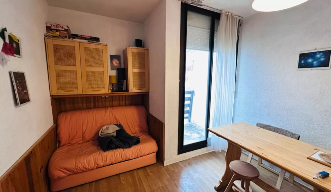 Exclusivité La Pierre St Martin - Agréable studio plein sud de 18 m² habitable vendu meublé, 4 couchages + balcon. Le gros +, un box fermé!