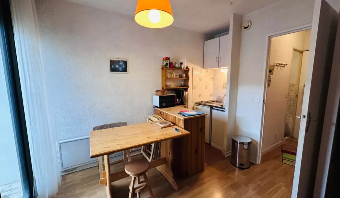 Exclusivité La Pierre St Martin - Agréable studio plein sud de 18 m² habitable vendu meublé, 4 couchages + balcon. Le gros +, un box fermé!