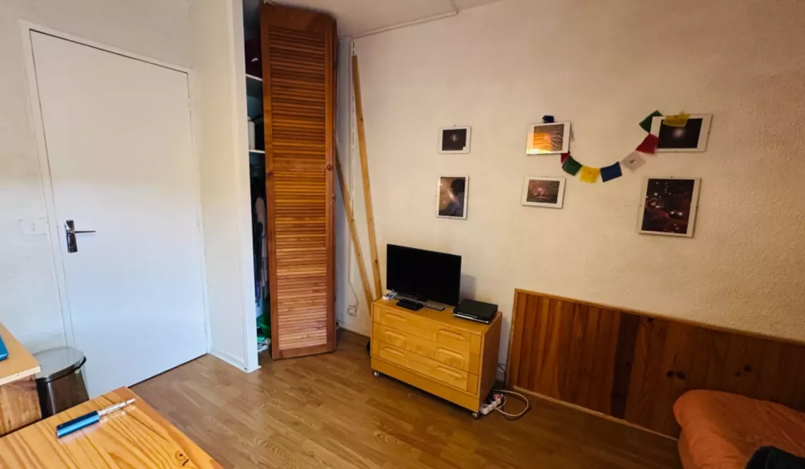 Exclusivité La Pierre St Martin - Agréable studio plein sud de 18 m² habitable vendu meublé, 4 couchages + balcon. Le gros +, un box fermé!