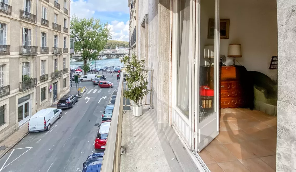 Bayonne à deux pas du Musée Bonnat - Etage élevé pour ce type 2 de 60 m² habitable, pièce de vie de 23 m² et son échappée Adour. Cave privative.