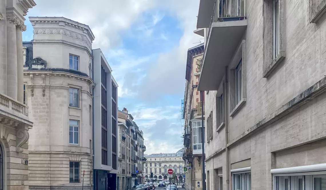Bayonne à deux pas du Musée Bonnat - Etage élevé pour ce type 2 de 60 m² habitable, pièce de vie de 23 m² et son échappée Adour. Cave privative.