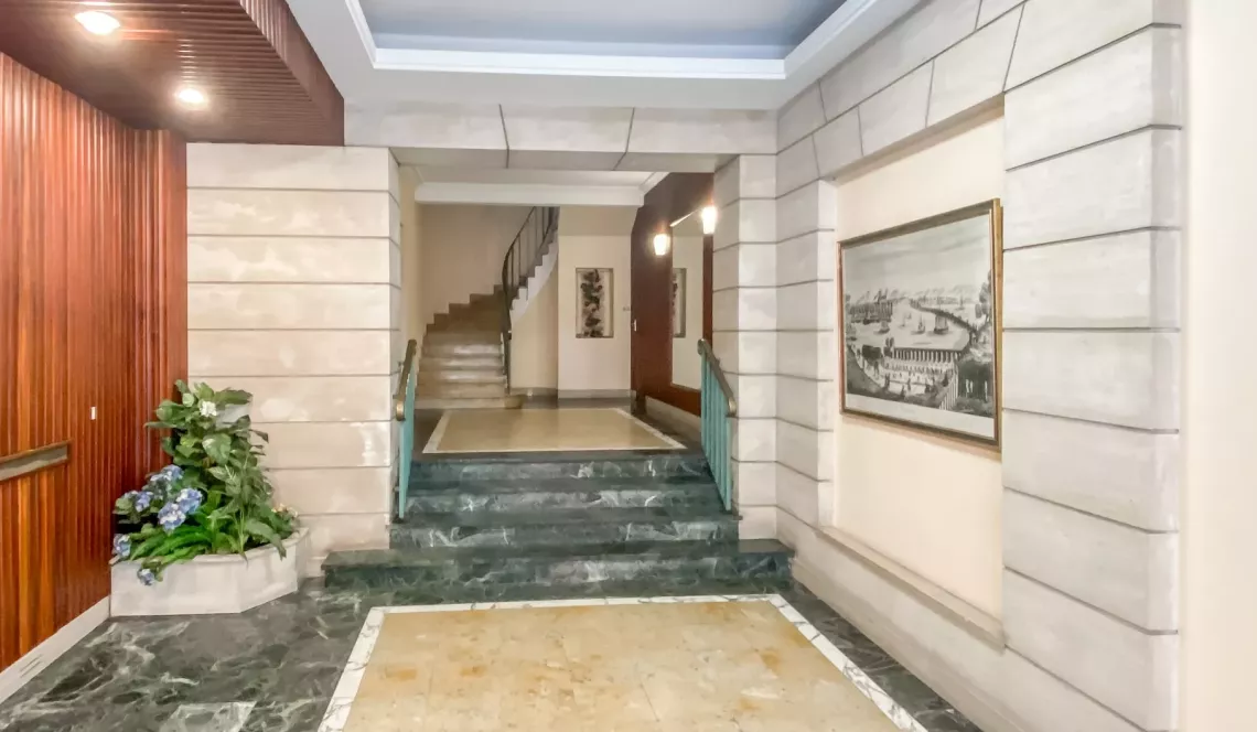 Bayonne à deux pas du Musée Bonnat - Etage élevé pour ce type 2 de 60 m² habitable, pièce de vie de 23 m² et son échappée Adour. Cave privative.