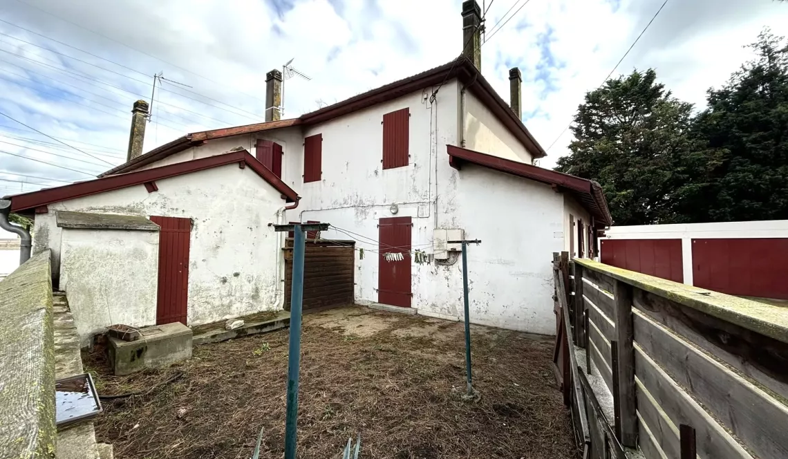 Boucau Central les Forges aux portes de Bayonne - Type 3 en duplex à rafraichir de 44 m² habitable au sol + jardinet privatif