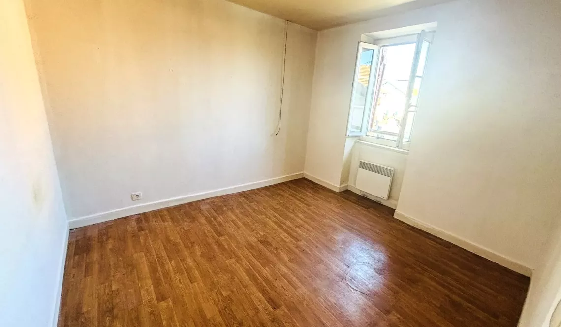 Boucau Central les Forges aux portes de Bayonne - Type 3 en duplex à rafraichir de 44 m² habitable au sol + jardinet privatif