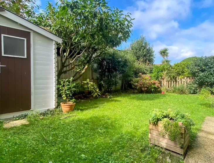 Anglet Chiberta - Emplacement privilégié pour ce type 2 de 44 m² habitable, pièce de vie de 20 m², jardinet privatif de 58 m² + grenier + place de parking 