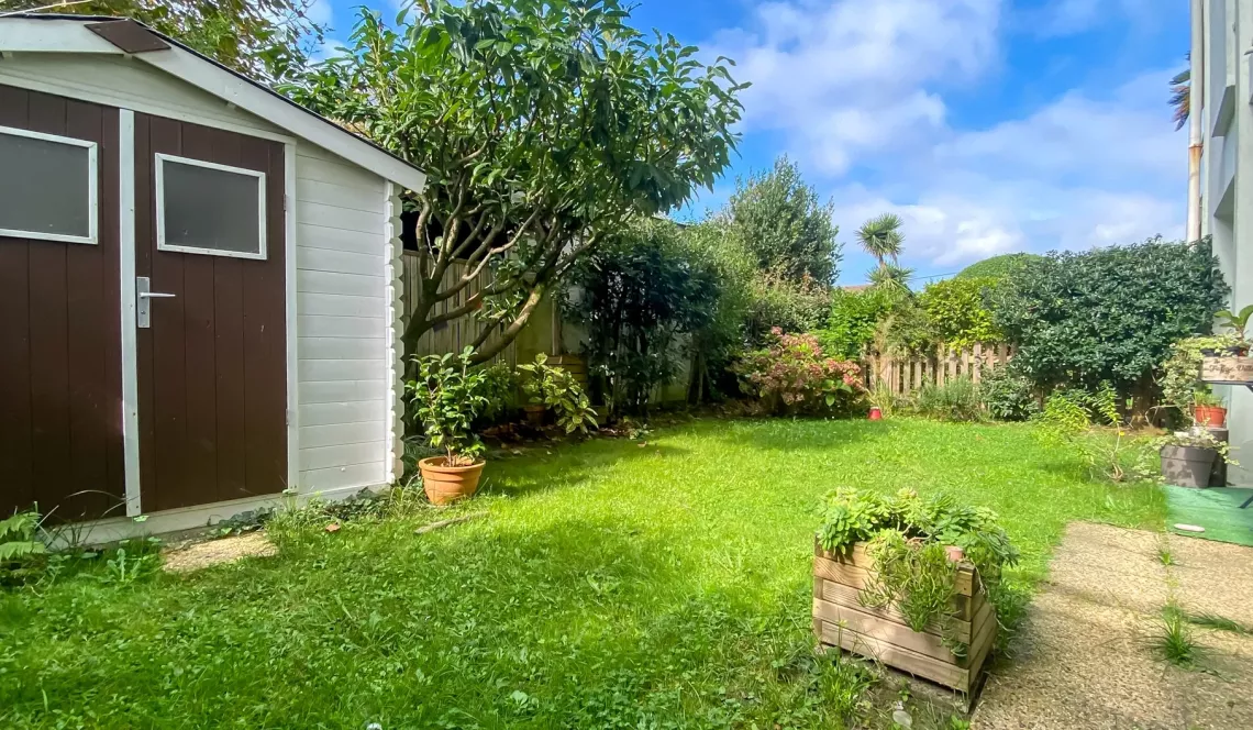 Anglet Chiberta - Emplacement privilégié pour ce type 2 de 44 m² habitable, pièce de vie de 20 m², jardinet privatif de 58 m² + grenier + place de parking 