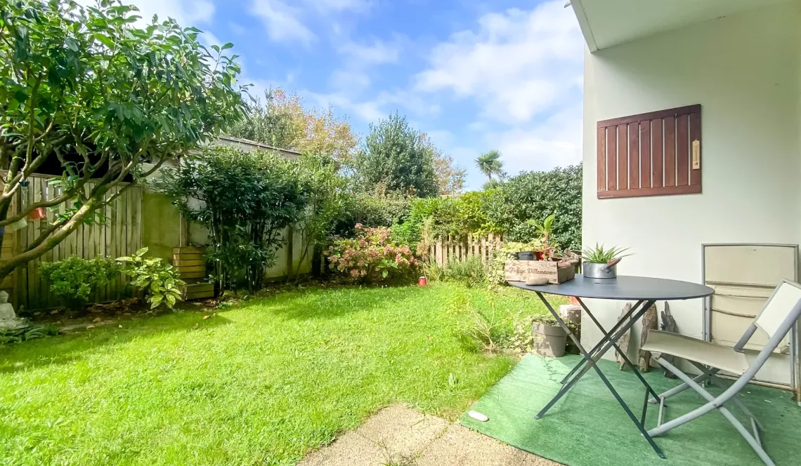 Anglet Chiberta - Emplacement privilégié pour ce type 2 de 44 m² habitable, pièce de vie de 20 m², jardinet privatif de 58 m² + grenier + place de parking 
