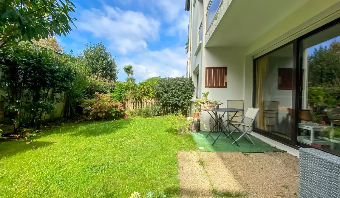 Anglet Chiberta - Emplacement privilégié pour ce type 2 de 44 m² habitable, pièce de vie de 20 m², jardinet privatif de 58 m² + grenier + place de parking 