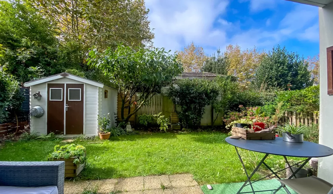 Anglet Chiberta - Emplacement privilégié pour ce type 2 de 44 m² habitable, pièce de vie de 20 m², jardinet privatif de 58 m² + grenier + place de parking 