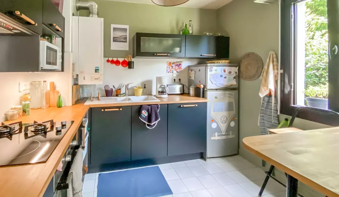 Anglet Chiberta - Emplacement privilégié pour ce type 2 de 44 m² habitable, pièce de vie de 20 m², jardinet privatif de 58 m² + grenier + place de parking 
