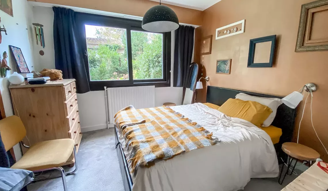 Anglet Chiberta - Emplacement privilégié pour ce type 2 de 44 m² habitable, pièce de vie de 20 m², jardinet privatif de 58 m² + grenier + place de parking 