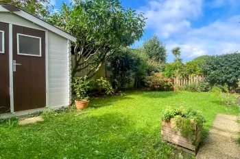 Anglet Chiberta - Emplacement privilégié pour ce type 2 de 44 m² habitable, pièce de vie de 20 m², jardinet privatif de 58 m² + grenier + place de parking 