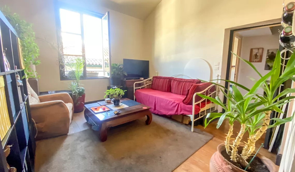 Bayonne dans immeuble entretenu à deux pas du Musée Bonnat - Dernier étage pour ce type 2 de 34 m2 habitable avec ascenseur