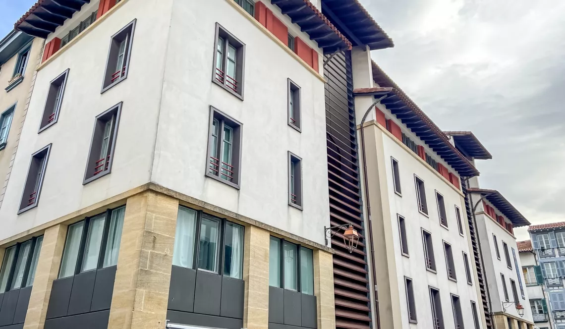 Bayonne dans immeuble entretenu à deux pas du Musée Bonnat - Dernier étage pour ce type 2 de 34 m2 habitable avec ascenseur