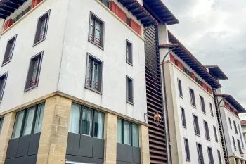 Bayonne dans immeuble entretenu à deux pas du Musée Bonnat - Dernier étage pour ce type 2 de 34 m2 habitable avec ascenseur