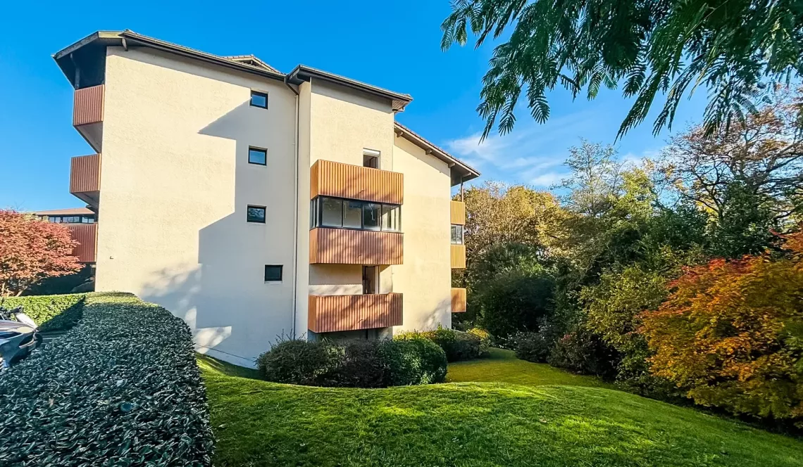 Bayonne Beyris, le nez dans la forêt - Joli type 2 de 47 m² habitable, grande chambre avec placard, 2 loggias, cuisine équipée. Possibilité d’acquérir un garage en +! 