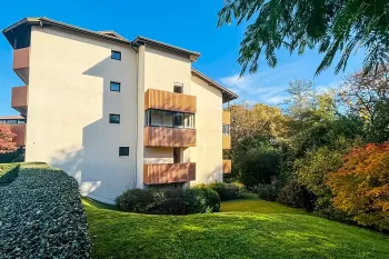 Bayonne Beyris, le nez dans la forêt - Joli type 2 de 47 m² habitable, grande chambre avec placard, 2 loggias, cuisine équipée. Possibilité d’acquérir un garage en +! 