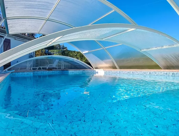 Sur la hauteur - Plain pied des années 1978 de 100 m² habitable, 2 chambres, pièce de vie de 46 m², garage sur parcelle avec piscine de 912 m²