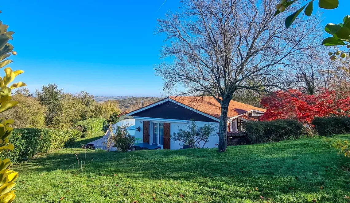 Sur la hauteur - Plain pied des années 1978 de 100 m² habitable, 2 chambres, pièce de vie de 46 m², garage sur parcelle avec piscine de 912 m²