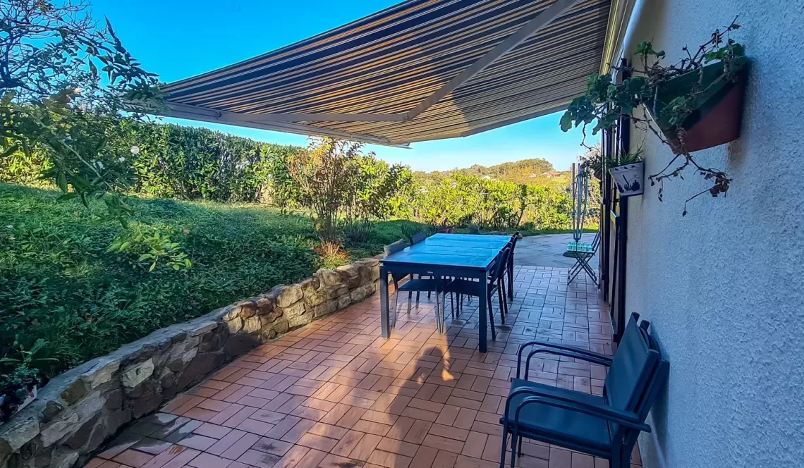 Sur la hauteur - Plain pied des années 1978 de 100 m² habitable, 2 chambres, pièce de vie de 46 m², garage sur parcelle avec piscine de 912 m²