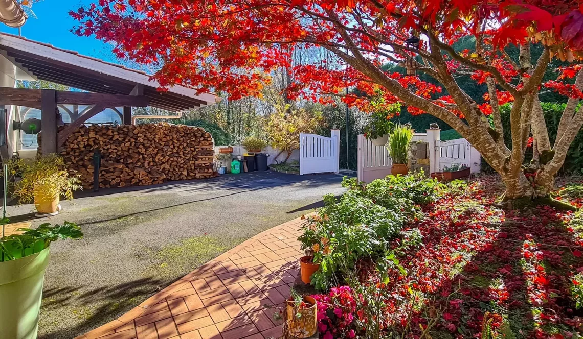 Sur la hauteur - Plain pied des années 1978 de 100 m² habitable, 2 chambres, pièce de vie de 46 m², garage sur parcelle avec piscine de 912 m²