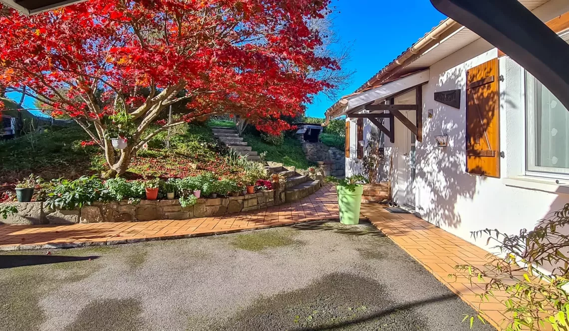 Sur la hauteur - Plain pied des années 1978 de 100 m² habitable, 2 chambres, pièce de vie de 46 m², garage sur parcelle avec piscine de 912 m²