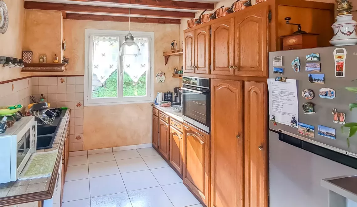 Sur la hauteur - Plain pied des années 1978 de 100 m² habitable, 2 chambres, pièce de vie de 46 m², garage sur parcelle avec piscine de 912 m²