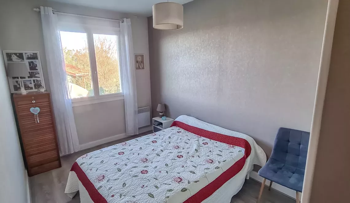 Sur la hauteur - Plain pied des années 1978 de 100 m² habitable, 2 chambres, pièce de vie de 46 m², garage sur parcelle avec piscine de 912 m²