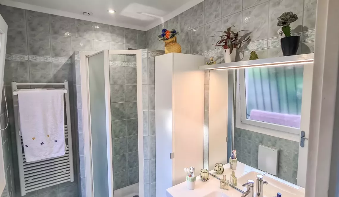 Sur la hauteur - Plain pied des années 1978 de 100 m² habitable, 2 chambres, pièce de vie de 46 m², garage sur parcelle avec piscine de 912 m²