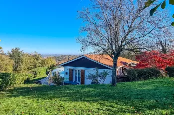 Sur la hauteur - Plain pied des années 1978 de 100 m² habitable, 2 chambres, pièce de vie de 46 m², garage sur parcelle avec piscine de 912 m²