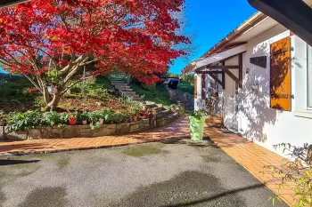 Sur la hauteur - Plain pied des années 1978 de 100 m² habitable, 2 chambres, pièce de vie de 46 m², garage sur parcelle avec piscine de 912 m²