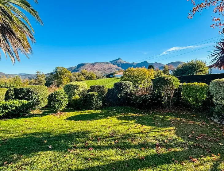 Ciboure limite Ascain - Vue exceptionnelle pour ce plain-pied des années 1996 de 117 m² habitable, pièce de vie de 48 m², 3 chambres + bureau, parcelle arborée de 1384 m²