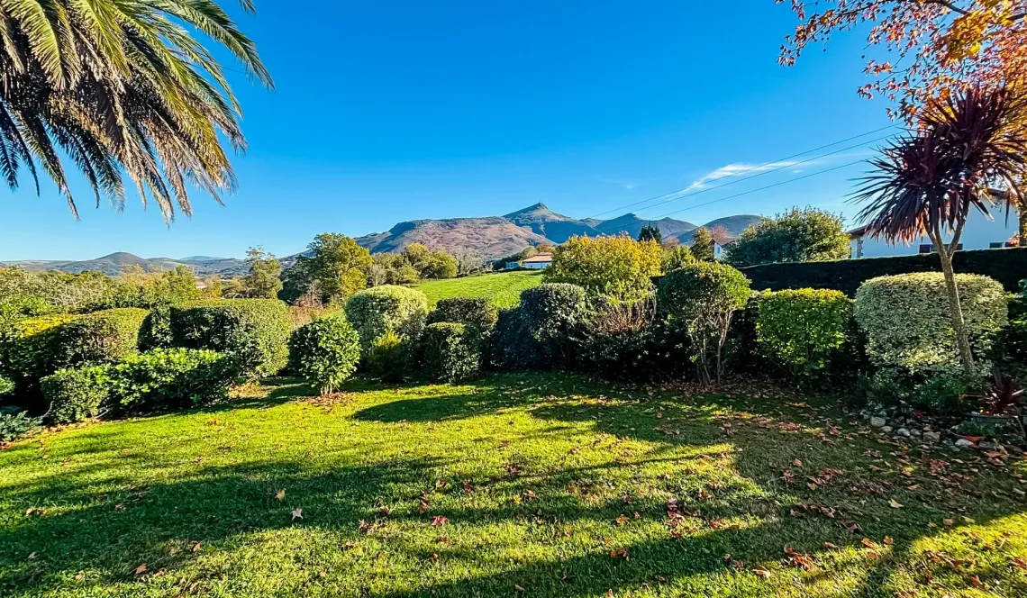 Ciboure limite Ascain - Vue exceptionnelle pour ce plain-pied des années 1996 de 117 m² habitable, pièce de vie de 48 m², 3 chambres + bureau, parcelle arborée de 1384 m²