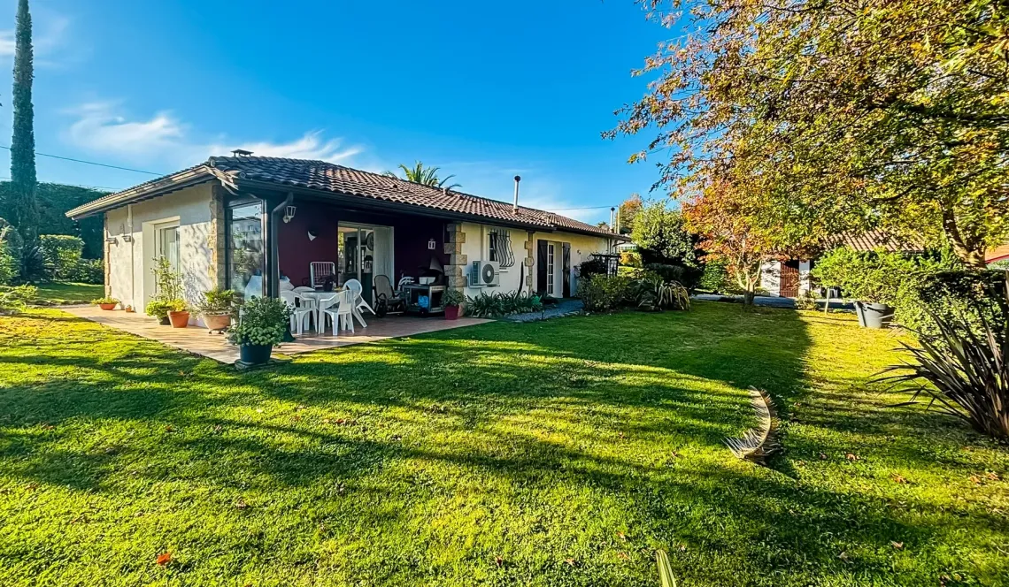 Ciboure limite Ascain - Vue exceptionnelle pour ce plain-pied des années 1996 de 117 m² habitable, pièce de vie de 48 m², 3 chambres + bureau, parcelle arborée de 1384 m²