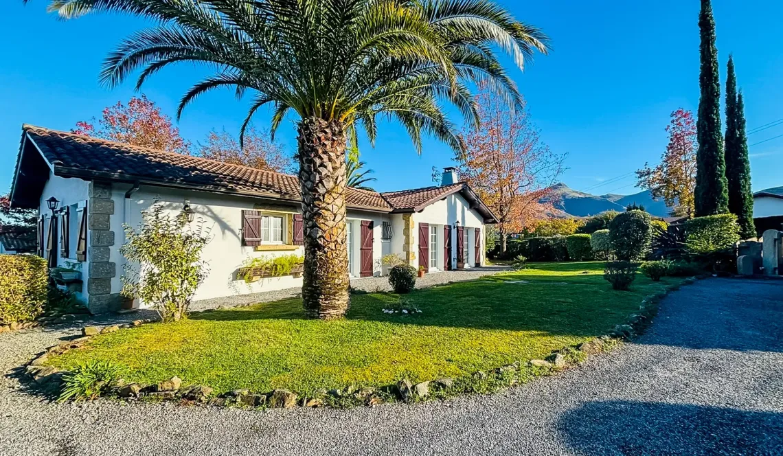 Ciboure limite Ascain - Vue exceptionnelle pour ce plain-pied des années 1996 de 117 m² habitable, pièce de vie de 48 m², 3 chambres + bureau, parcelle arborée de 1384 m²